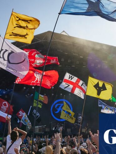 Glastonbury 2023'te çekilmiş ikonik Piramit Sahnesi'nin geniş açılı görüntüsü