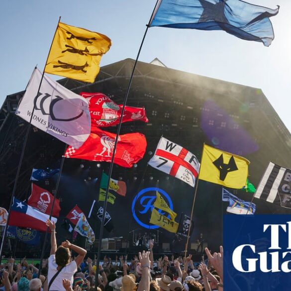 Glastonbury 2023'te çekilmiş ikonik Piramit Sahnesi'nin geniş açılı görüntüsü