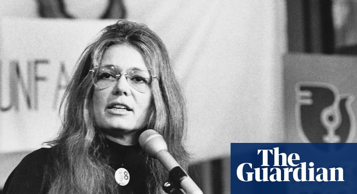 Gloria Steinem'ın 1978'de New York'ta Birleşmiş Milletler önündeki mitingde çekilmiş fotoğrafı.
