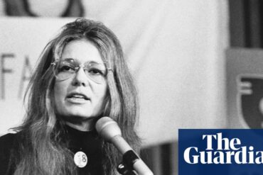 Gloria Steinem'ın 1978'de New York'ta Birleşmiş Milletler önündeki mitingde çekilmiş fotoğrafı.
