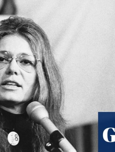 Gloria Steinem'ın 1978'de New York'ta Birleşmiş Milletler önündeki mitingde çekilmiş fotoğrafı.