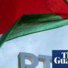 Dublin'deki RTÉ binası önünde Filistin bayrağı taşıyan protestocular