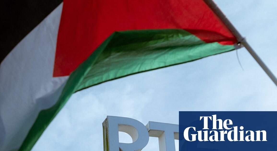 Dublin'deki RTÉ binası önünde Filistin bayrağı taşıyan protestocular