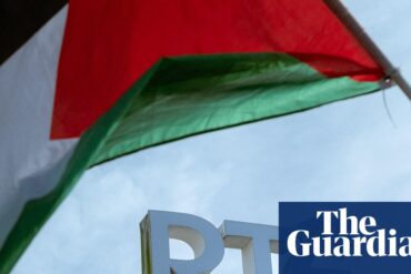 Dublin'deki RTÉ binası önünde Filistin bayrağı taşıyan protestocular