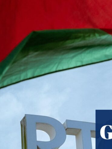 Dublin'deki RTÉ binası önünde Filistin bayrağı taşıyan protestocular