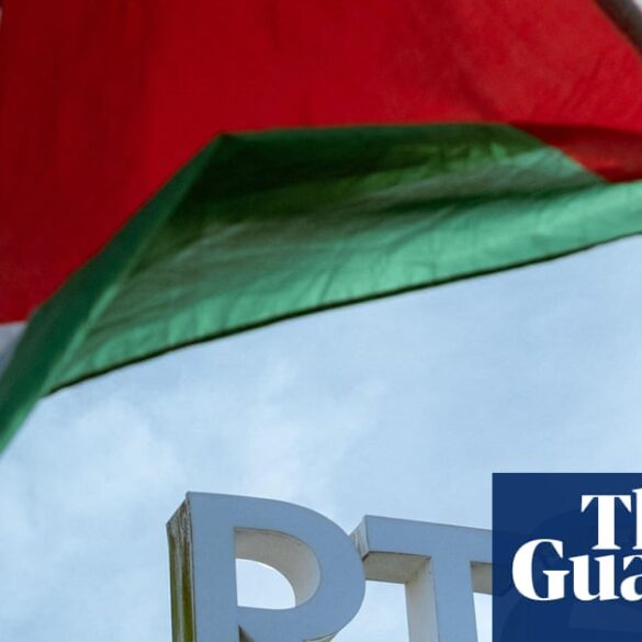 Dublin'deki RTÉ binası önünde Filistin bayrağı taşıyan protestocular