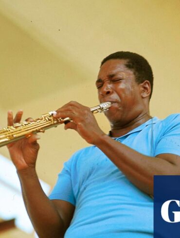 John Coltrane sahnede saksafon çalarken
