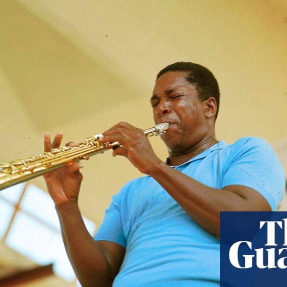 John Coltrane sahnede saksafon çalarken