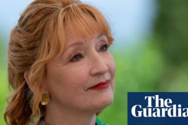 Lesley Manville'in başrolünde olduğu Marble Hall Murders dizisinden bir sahne
