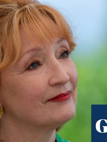 Lesley Manville'in başrolünde olduğu Marble Hall Murders dizisinden bir sahne