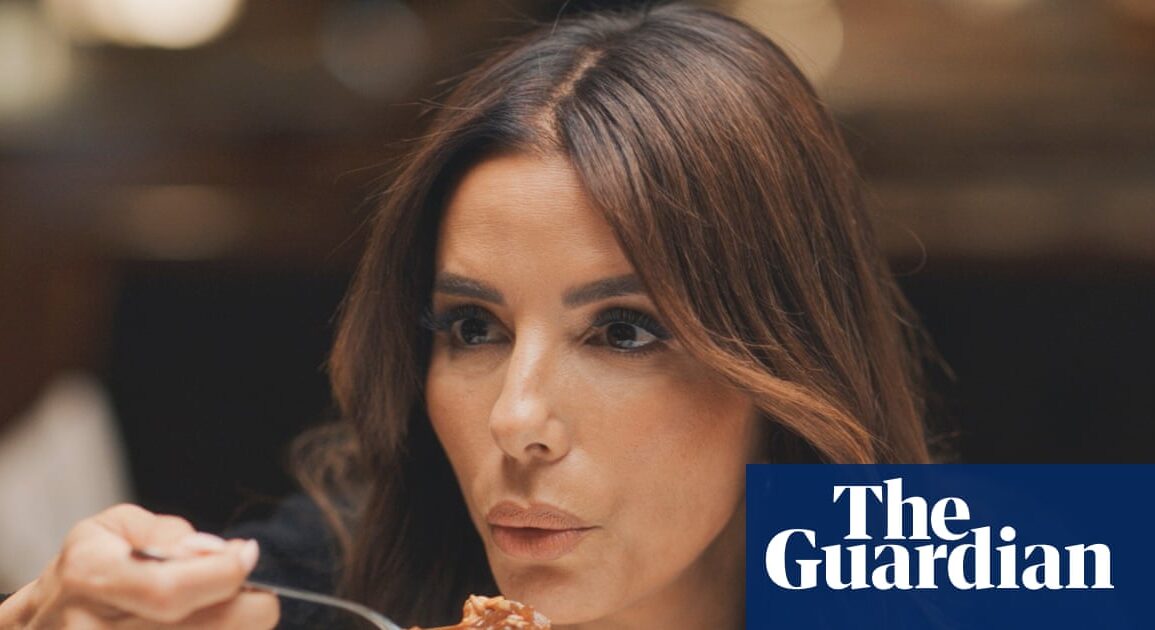 Eva Longoria Fransa'da yemek tadarken ve Simon Reeve Cortez Denizi'nde dalış yaparken