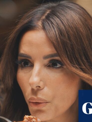 Eva Longoria Fransa'da yemek tadarken ve Simon Reeve Cortez Denizi'nde dalış yaparken