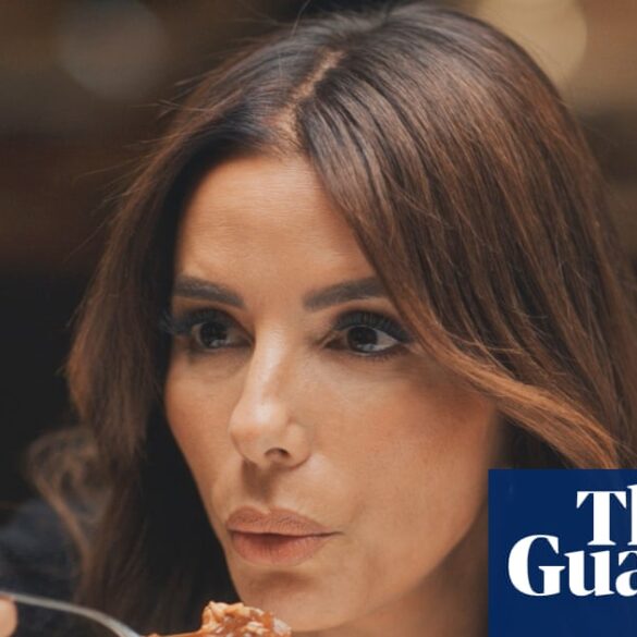Eva Longoria Fransa'da yemek tadarken ve Simon Reeve Cortez Denizi'nde dalış yaparken