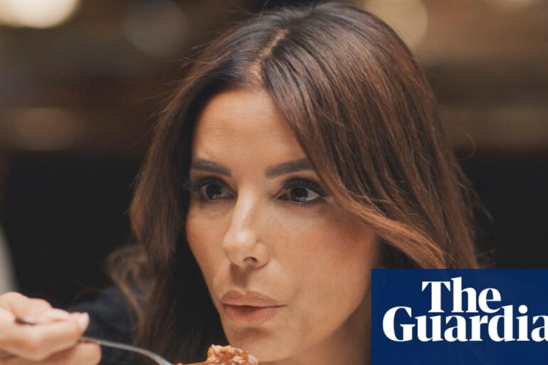 Eva Longoria Fransa'da yemek tadarken ve Simon Reeve Cortez Denizi'nde dalış yaparken