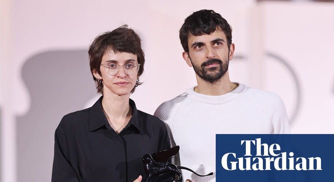 NAZA belgeseli yönetmenleri Yuval Abraham ve Rachel Szor, Venedik Film Festivali'nde ödül alırken