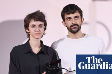 NAZA belgeseli yönetmenleri Yuval Abraham ve Rachel Szor, Venedik Film Festivali'nde ödül alırken