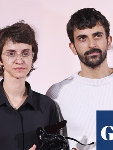 NAZA belgeseli yönetmenleri Yuval Abraham ve Rachel Szor, Venedik Film Festivali'nde ödül alırken