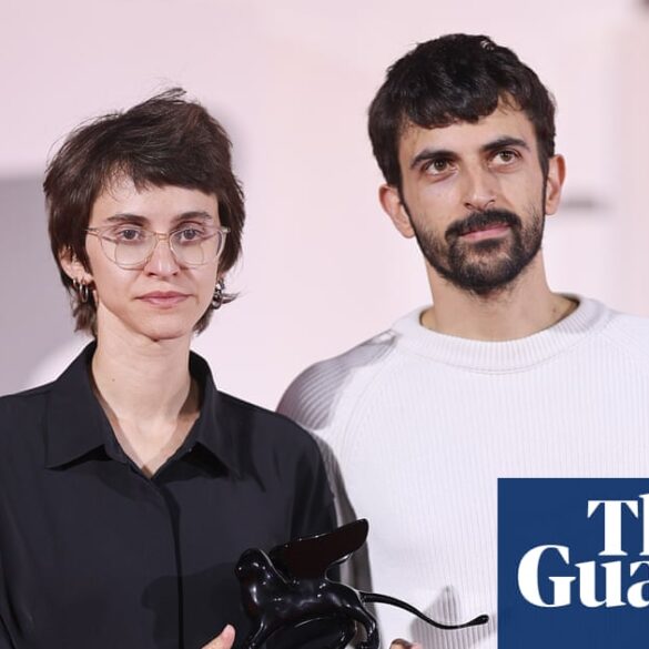 NAZA belgeseli yönetmenleri Yuval Abraham ve Rachel Szor, Venedik Film Festivali'nde ödül alırken
