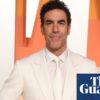 Sacha Baron Cohen ve Quentin Tarantino, sahne arkasında bir tiyatro oyununun provalarında.