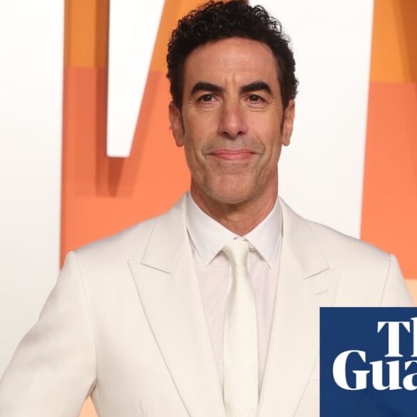 Sacha Baron Cohen ve Quentin Tarantino, sahne arkasında bir tiyatro oyununun provalarında.