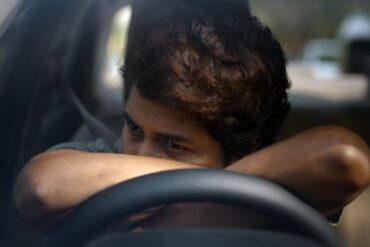 Anurag Kashyap ve Vasan Bala'nın sunduğu 'Aakhri Ride' kısa filminin afişi, Mumbai'de geçen bir taksi gerilimini yansıtıyor.