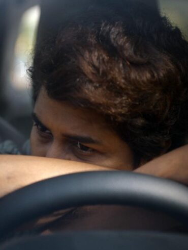 Anurag Kashyap ve Vasan Bala'nın sunduğu 'Aakhri Ride' kısa filminin afişi, Mumbai'de geçen bir taksi gerilimini yansıtıyor.