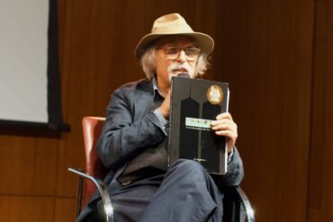 Art Spiegelman'ın 'In the Shadow of No Towers' grafik romanının kapak görseli