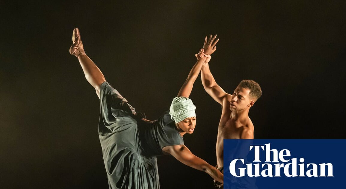 Ballet Black topluluğundan sahnede dansçılar