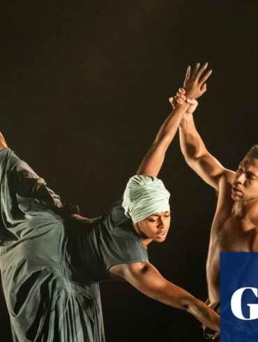 Ballet Black topluluğundan sahnede dansçılar