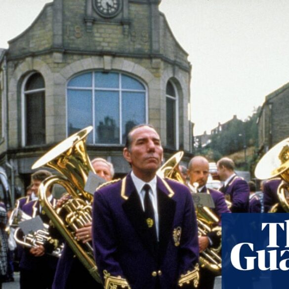 Brassed Off filminin afişi veya Royal Albert Hall'da bir orkestra performansı