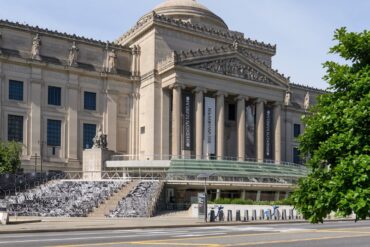 Brooklyn Müzesi'nin yenilenen dış cephesi ve enerji verimliliği sistemleri