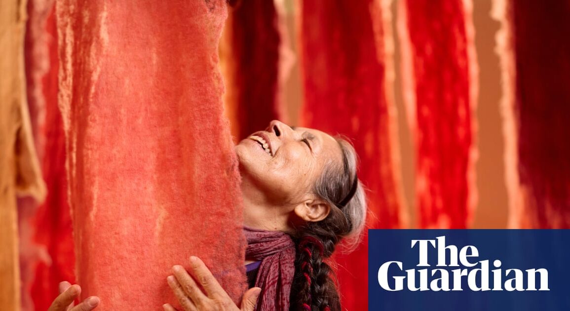 Cecilia Vicuña'nın Whitechapel Gallery'deki 'Living Threads' sergisinden bir görünüm