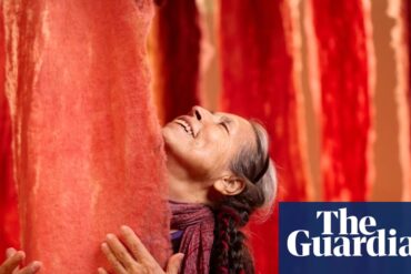 Cecilia Vicuña'nın Whitechapel Gallery'deki 'Living Threads' sergisinden bir görünüm