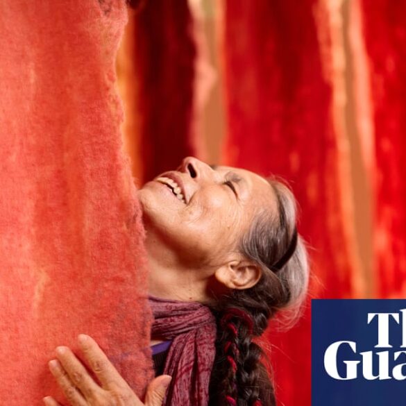 Cecilia Vicuña'nın Whitechapel Gallery'deki 'Living Threads' sergisinden bir görünüm