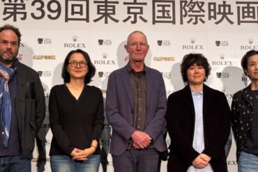 39. Tokyo Uluslararası Film Festivali açılış töreninden bir kare, kırmızı halıda yürüyen film yapımcıları ve oyuncular.