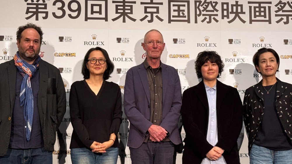 39. Tokyo Uluslararası Film Festivali açılış töreninden bir kare, kırmızı halıda yürüyen film yapımcıları ve oyuncular.
