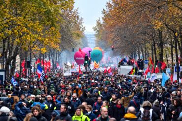 Fransa'da öğrenciler ve öğretmenlerin eğitim koşullarını protesto ettiği kalabalık sokak gösterisi