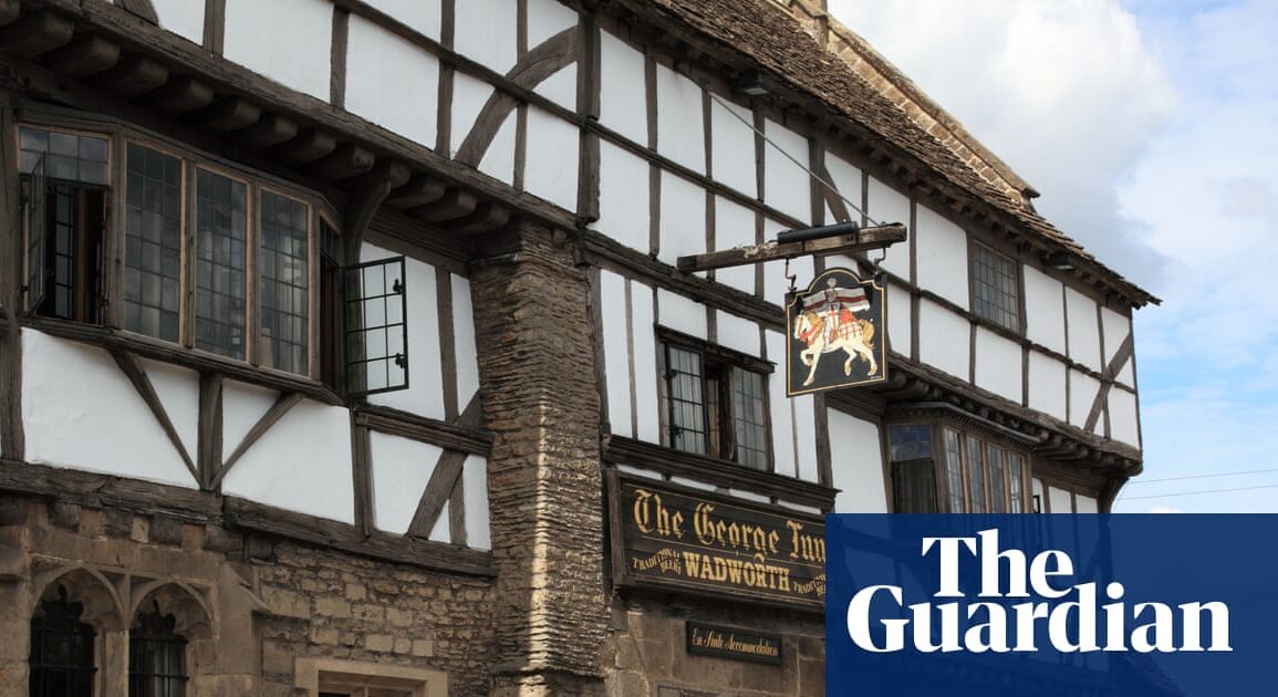 Somerset'teki The George Inn pub'ının tarihi dış cephesi