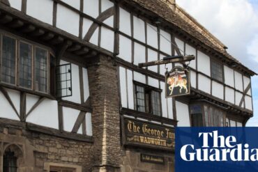 Somerset'teki The George Inn pub'ının tarihi dış cephesi