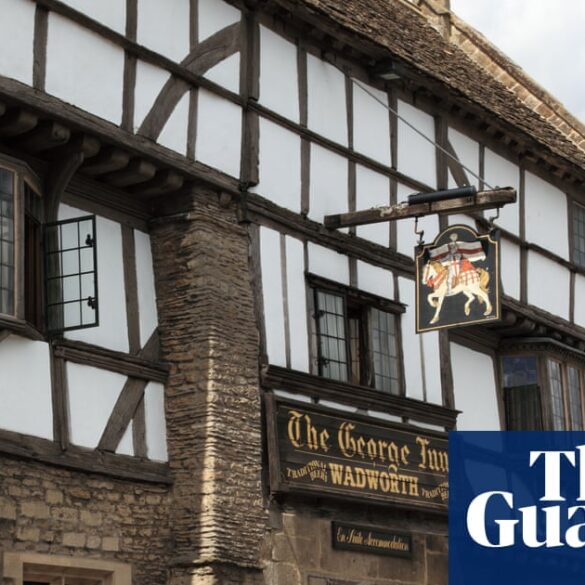 Somerset'teki The George Inn pub'ının tarihi dış cephesi
