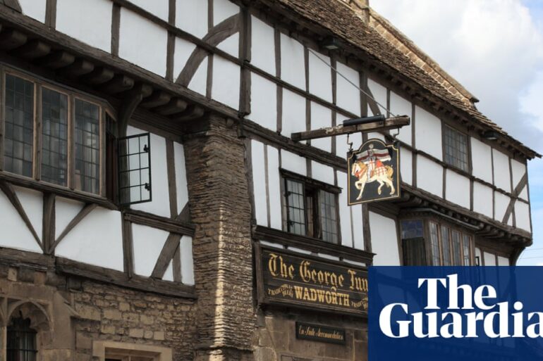 Somerset'teki The George Inn pub'ının tarihi dış cephesi