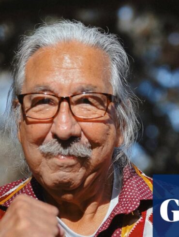 Free Leonard Peltier belgeselinden bir sahne veya afiş