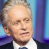 Deneyimli oyuncu Michael Douglas bir etkinlikte poz verirken.