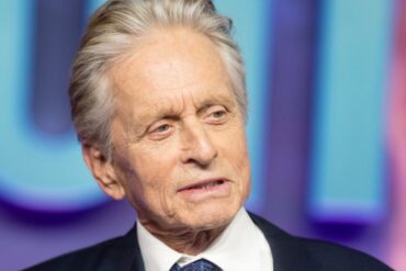 Deneyimli oyuncu Michael Douglas bir etkinlikte poz verirken.
