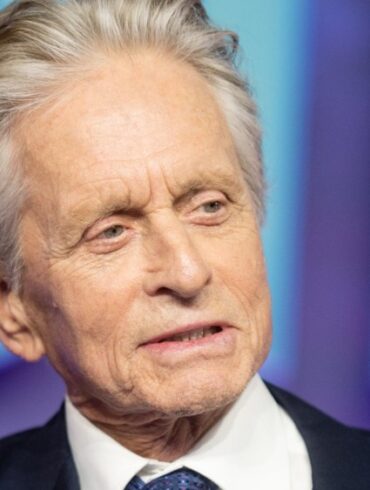 Deneyimli oyuncu Michael Douglas bir etkinlikte poz verirken.