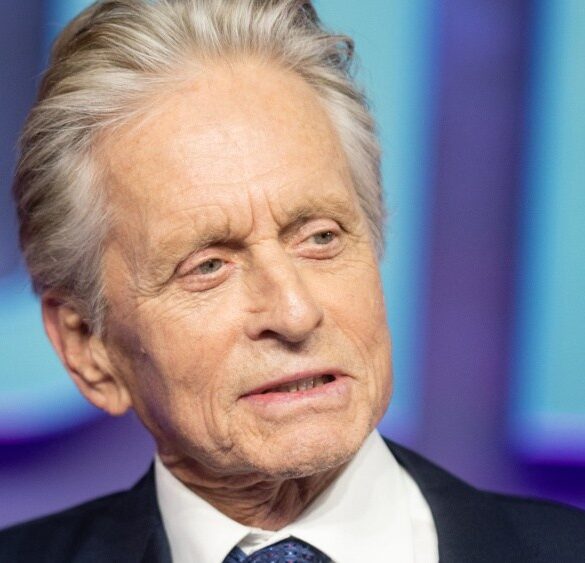 Deneyimli oyuncu Michael Douglas bir etkinlikte poz verirken.