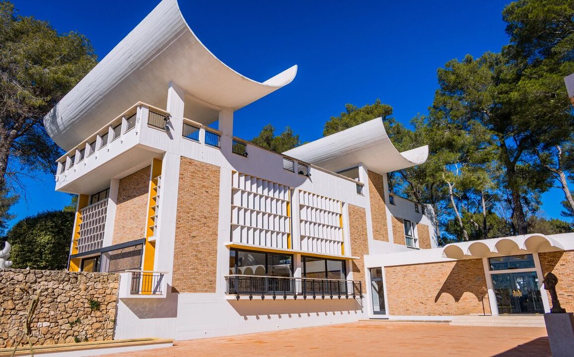 Kurtarılan Renoir tabloları ve Fondation Maeght'in dış görünüşü