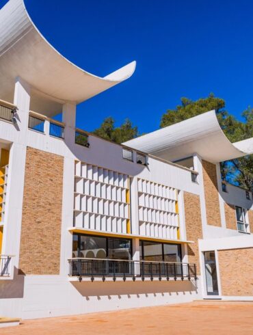 Kurtarılan Renoir tabloları ve Fondation Maeght'in dış görünüşü