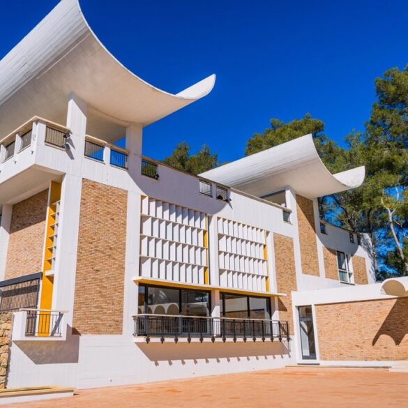 Kurtarılan Renoir tabloları ve Fondation Maeght'in dış görünüşü
