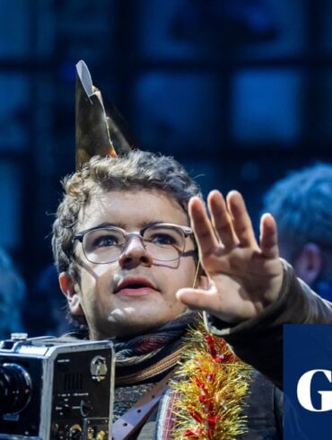 Rent müzikalinin West End prodüksiyonundan bir sahne, Gaten Matarazzo ile